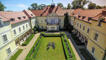 Prächtiger grüner Garten des Schlosshotel Szidonia.