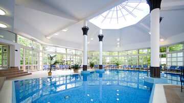 Prachtvoller Indoor Pool des Schlosshotels.
