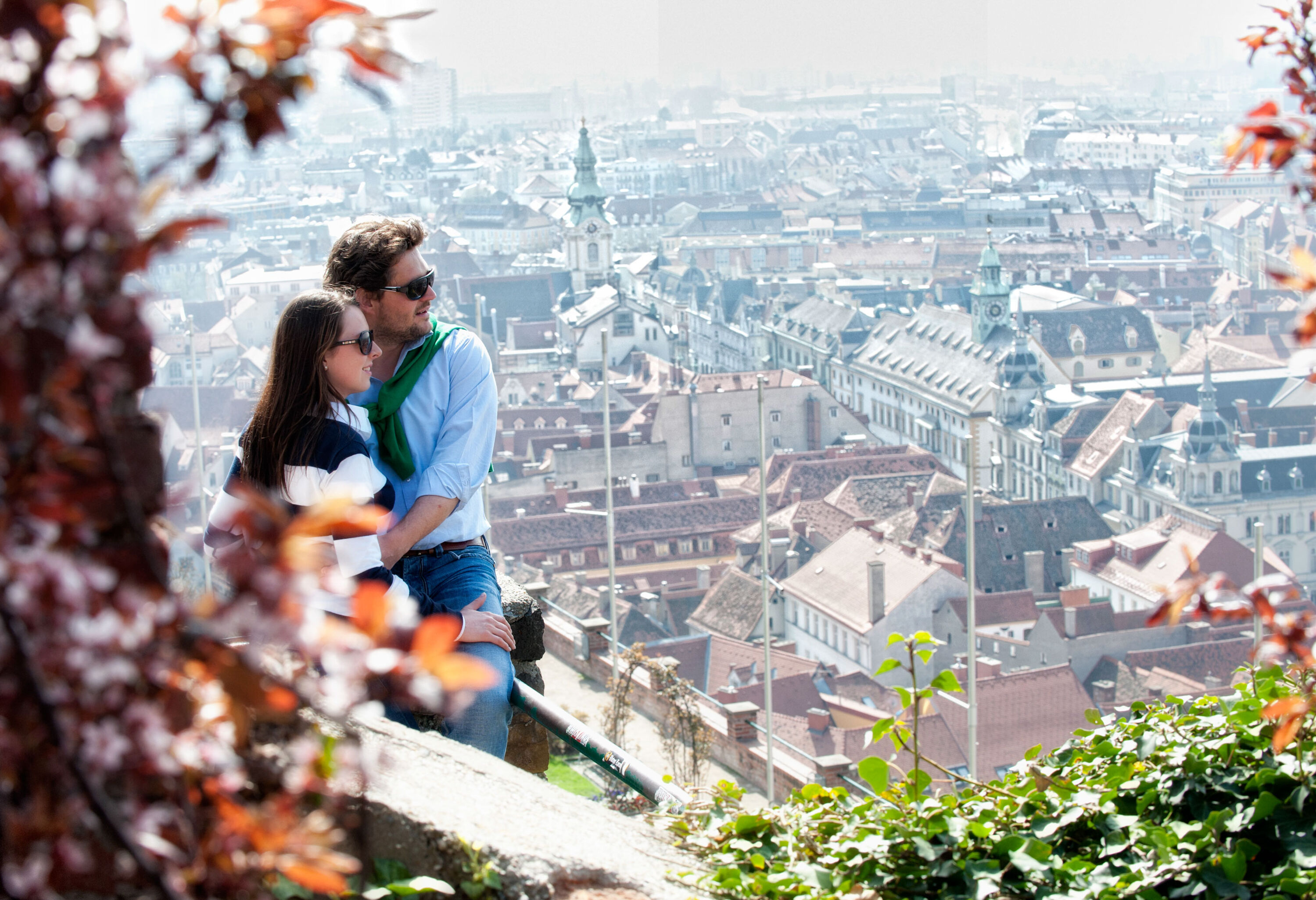 Pärchen am Schlossberg über den Dächern von Graz.