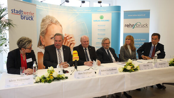 Vertreter der Reha Bruck bei Pressekonferenz.