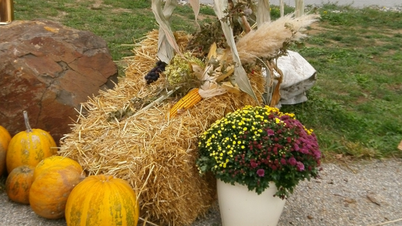 Stroh- und Kürbisdeko beim Herbstfest in Neutillmitsch-Gralla.