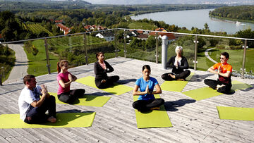 Yoga auf der Terasse der Privaktklinik Hollenburg.