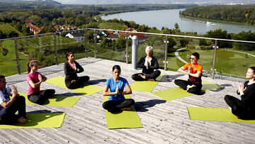 Yoga auf der Terasse der Privaktklinik Hollenburg.