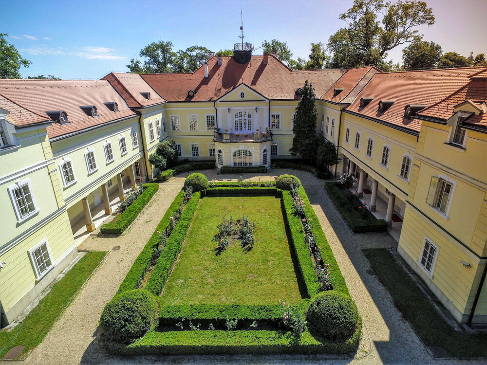 Prächtiger grüner Garten des Schlosshotel Szidonia.