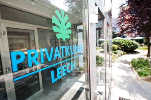 Glastür mit Logofolierung der Privatklinik Leech.