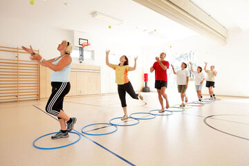 Therapiegruppe im Turnsaal der Privatklinik St. Radegund.