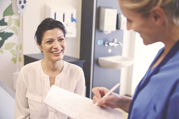 Lachende Patienten mit Pflegerin.