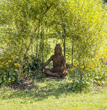 Buddha Statue im Garten des Betreuungsheimes.