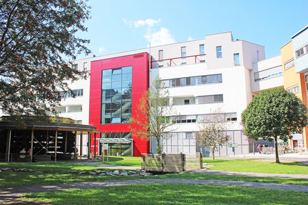 Außenansicht der Rehabilitationsklink Bruck.